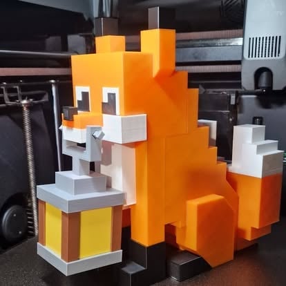 Blokowa, pikselowa figurka pomarańczowego kota w stylu Minecraft